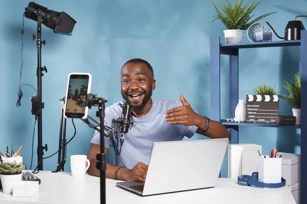 Blogger Afroamericano Hablando Usando Laptop Mientras Graba Video Smartphone Para — Foto de Stock