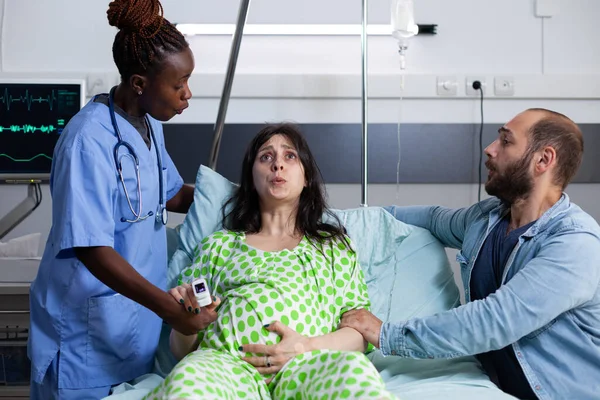 Африканская Американская Медсестра Помогает Пациенту Родовой Болью Больничном Отделении Готовится — стоковое фото