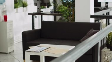 Çalışma istasyonları olan başlangıç bölümü, iş yerlerindeki bilgisayarlar şehir inşaat ajansındaki şirket işleri için kullanılıyor. Kırtasiyeli ve malzemeli boş küçük işletme ofisi, yürütme işi.