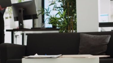 Ofis çalışanı kanepede dizüstü bilgisayar kullanıyor, resmi belge bilgilerini okuyor, kazancı artırmak ve yatırım planını geliştirmek için. Şirket analisti veri istatistiklerini inceliyor. El kamerasıyla..