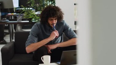 Analist yazılım programı yaratmak için ilham arıyor, yapay zeka geliştiricisi ortak çalışma alanına yatırım yapmayı düşünüyor. Arayüz üzerinde çalışmak üzere veri sunucusunu inceleyen yaratıcı iş adamı.