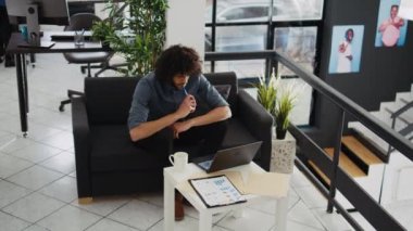 Açık kat planlama ofisinde program geliştirmek isteyen yaratıcı bir çalışan, yeni geliştirme stratejisi oluşturmak için geçmiş yıllık istatistiklerle çalışıyor. İş adamı başlangıç büyümesini düşünüyor.