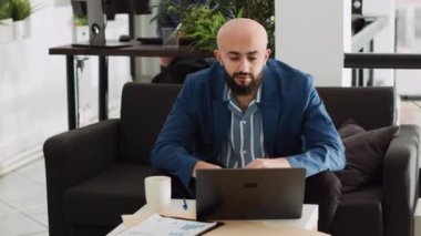 Video konferansında çalışan, yeni büyüme yatırım planı hakkında tartışıyor, iş vizyonunu laptoptaki iş arkadaşlarına sunuyor. Yönetici asistanı telekonferans çağrısını kullanıyor. El kamerasıyla..