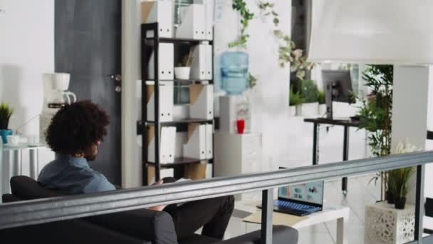 Uomo Mediorientale Lavora Sul Piano Ricerca Analizzando Dati Online Laptop — Video Stock