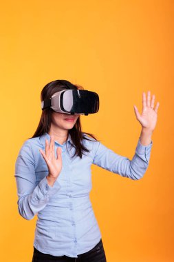 Filipinli model VR kulaklık takıyor. Stüdyoda üç boyutlu simülasyonun keyfini çıkarıyor. Dijital eğlencenin tadını çıkarıyor. Artırılmış teknoloji yeniliğiyle elektronik gelecek deneyimi