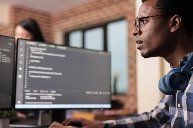 Sistem mühendisi daktilo makinesi öğrenme sunucu kodunu bilgisayarda öğreniyor, yazılım şirketinde masada oturuyor. Programlama mühendisi veritabanı üzerinde çalışıyor. Güvenlik ajansında kodlama betiği var..