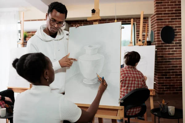 Молода Афроамериканська Пара Відвідує Груповий Мистецький Клас Разом Випробовуючи Нові — стокове фото