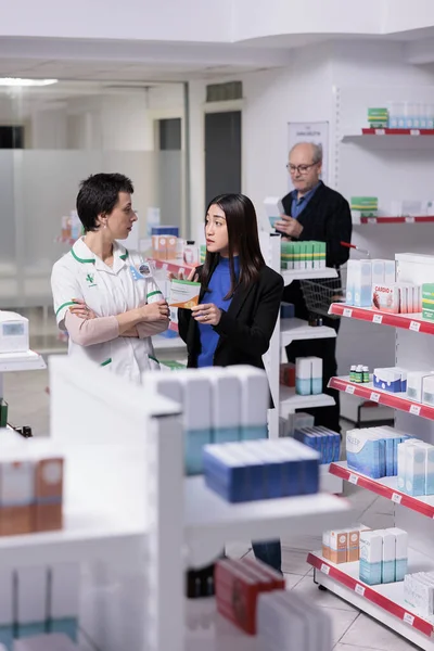 Работник Аптеки Помогает Женщине Выбирать Капсулы Витамина Аптеке Фармацевт Молодой — стоковое фото