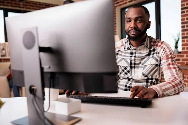 Kendine Güvenen Afro Amerikan Programcı Bilgisayar Ekranına Bakıyor Uzaktan Kumandayla — Stok fotoğraf