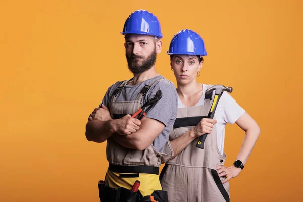 Trabajadores Construcción Serios Posando Con Par Alicates Martillo Sosteniendo Slegdehammer — Foto de Stock