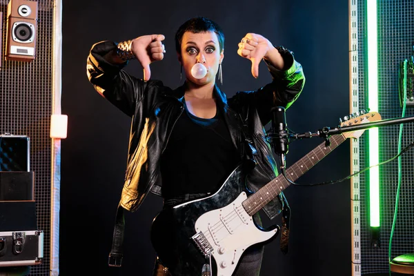 Guitariste Montrant Signe Désapprobation Caméra Tout Interprétant Musique Rock Studio — Photo