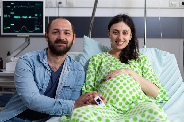 Kaukasiska Föräldrar Diskuterar Föräldraskap Före Kejsarsnitt Sjukhusavdelningen Gravid Kvinna Ligger — Stockfoto