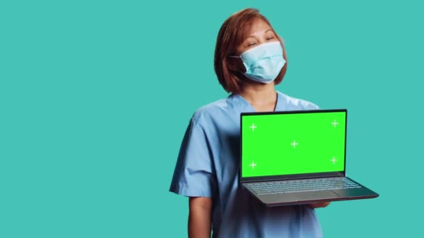 Klinik Çalışanının Laptopta Tıbbi Video Gösterirken Çekilmiş Kamerası Görüntüsü Krom — Stok video