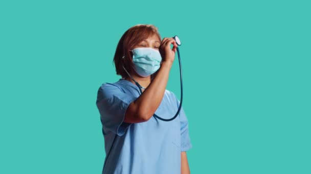 Asiático Experimentado Enfermera Haciendo Simulacro Mostrar Correctamente Uso Estetoscopio Profesional — Vídeo de stock