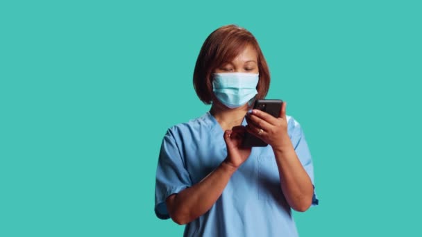 Enfermeira Alegre Arrefecida Fazendo Intervalo Entre Turnos Clínica Enviando Mensagens — Vídeo de Stock
