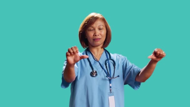 Крупним Планом Засмучений Лікарняний Працівник Показує Великі Пальці Вниз Знаки — стокове відео