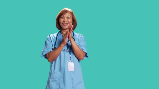Утверждая Улыбающуюся Медсестру Счастливо Хлопающую Ладоши Довольную Достижениями Специалист Здравоохранению — стоковое видео