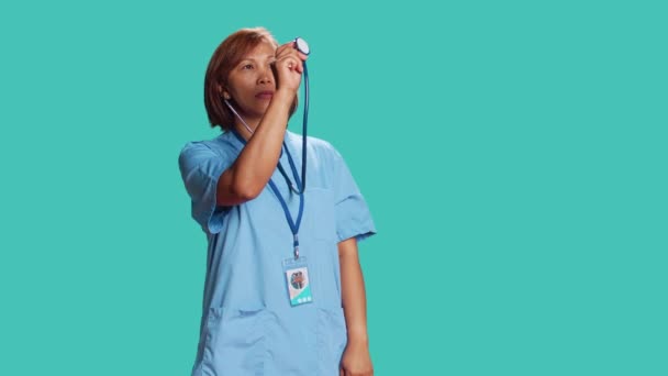 Doświadczony Azjatycki Specjalista Dziedzinie Opieki Zdrowotnej Przy Użyciu Stetoskopu Mierzący — Wideo stockowe