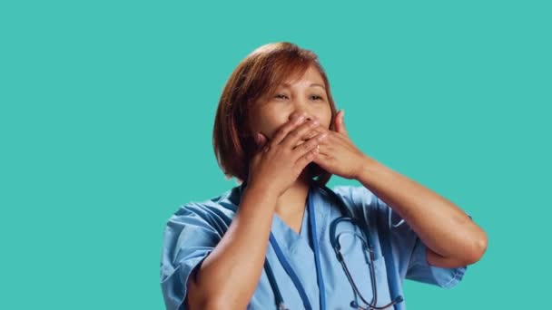 Сертифицированная Медсестра Прикрывающая Рот Руками Удерживающая Грубых Мыслей Сотрудница Больницы — стоковое видео