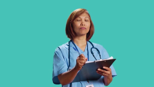 Zbliżenie Ujęcia Biegłego Eksperta Dziedzinie Opieki Zdrowotnej Piszącego Dane Pacjentów — Wideo stockowe