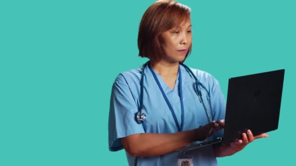 Infirmière Imputant Des Données Contrôle Médical Sur Ordinateur Portable Mécontente — Video