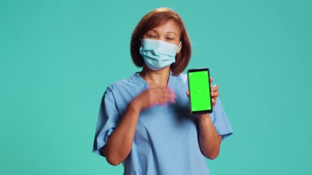 Koruyucu Yüz Maskesi Takan Hemşire Telefon Yeşil Ekranında Tıbbi Talimat — Stok video