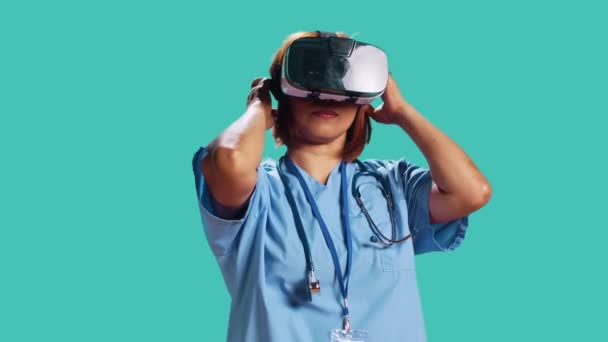 Профессионал Наушниках Виртуальной Реальности Дистанционно Проверяет Пациента Медсестра Изолированы Синий — стоковое видео