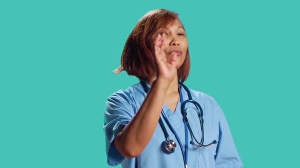 Κοντινό Πλάνο Αποφασισμένης Νοσοκόμας Που Ρίχνει Στοπ Χέρι Αναστατωμένη Τις — Αρχείο Βίντεο