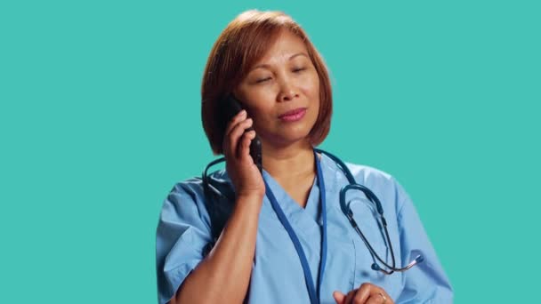 Koruyucu Üniforma Giyen Iyimser Bipoc Klinik Çalışanı Arkadaşlarıyla Konuşurken Canlı — Stok video