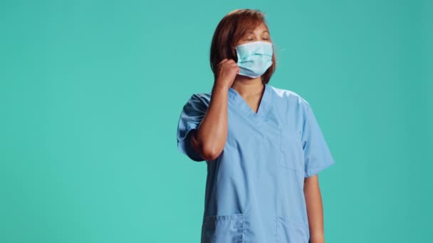 Enfermera Agotada Feliz Quitarse Mascarilla Antibacteriana Después Terminar Turno Trabajo — Vídeo de stock