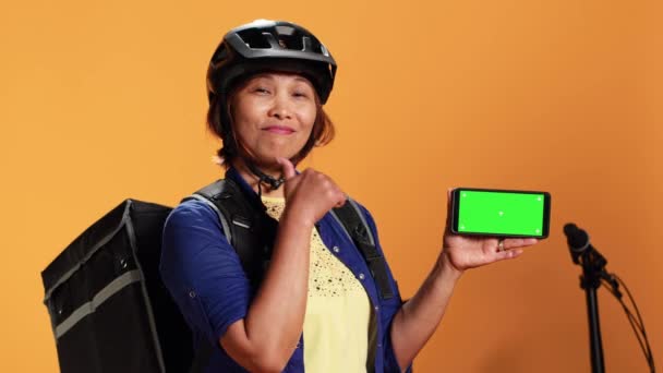 Bipoc女性手持着色键绿色屏幕电话 显示大拇指向上移动 以景观模式展示智能手机模拟触摸屏的传送车手 — 图库视频影像