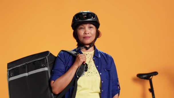 Nahaufnahme Portraitaufnahme Eines Optimistisch Lächelnden Bipoc Fahrradfahrers Der Eine Professionelle — Stockvideo