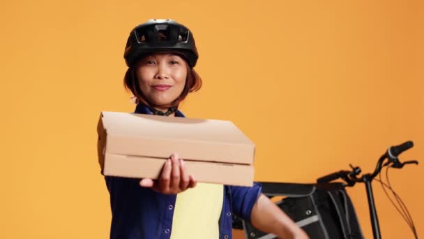 Zamknij Portret Szczęśliwego Profesjonalnego Kuriera Wskazującego Pudełka Pizzy Wynos Przyjazny — Wideo stockowe