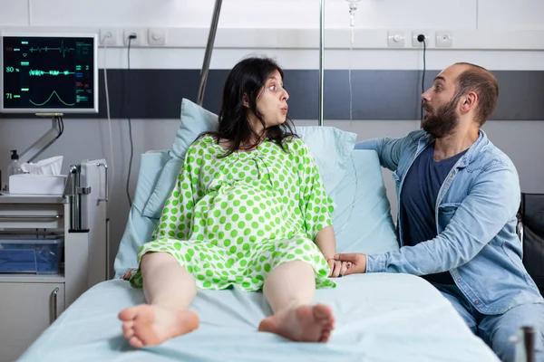 Woman Pregnancy Lying Hospital Ward Bed Husband Her Waiting Child — Stockfoto