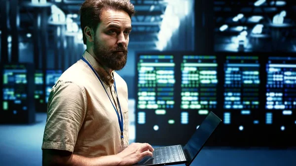 Engineer Ensuring Optimal Functioning Vpn Servers Top Security Standards Used — Stock Photo, Image