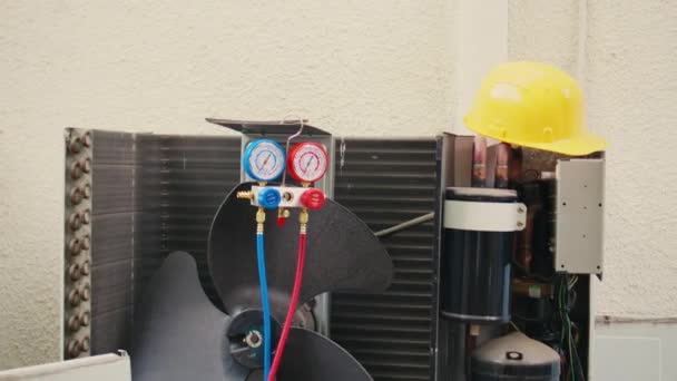Jib Close Manifold Meters Used Checking Air Conditioner Refrigerant Need — Αρχείο Βίντεο