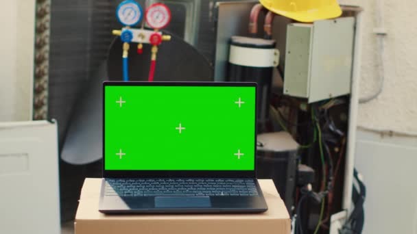 Green Screen Laptop Front Malfunctioning Outdoor Hvac System Mock Chroma — Stock Video