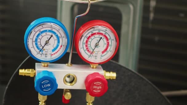 Close Shot Pressure Measurement Device Used Checking Condenser Freon Pressure — Stock Video
