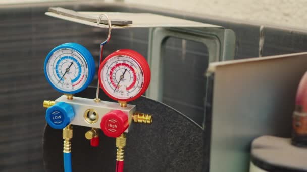 Zoom Out Shot Broken Pressure Measurement Device Used Checking Hvac — Stok video