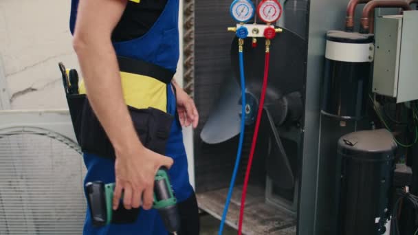 Efficient Technician Looking Refrigerant Levels External Air Conditioner While Using — Vídeo de Stock