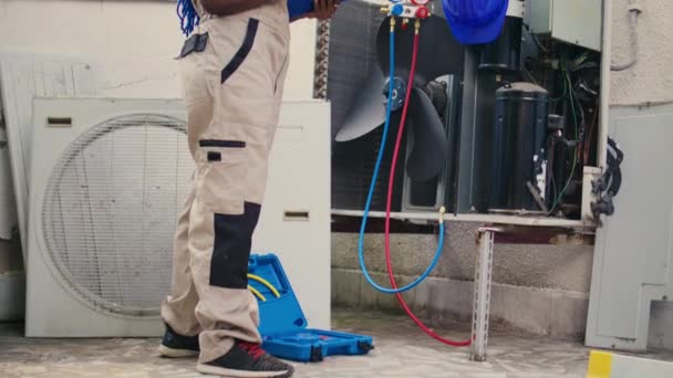 Revealing Portrait Shot Worker Doing Inspection Freon Levels Necessary Repairs — стокове відео