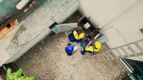 Rotating Drone Shot Competent Mechanics Commissioned Annual Hvac System Inspection — Αρχείο Βίντεο