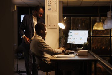 Şirket çalışanları yatırım stratejisini tartışan mali istatistikleri analiz ederken aynı zamanda başlangıç ofisinde fazla mesai yapıyorlar. İşadamları, yönetim fikirleri üzerinde beyin fırtınası yapmayı planlıyorlar. İş konsepti