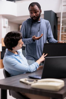 Depo işçileri, depoda çalışırken dizüstü bilgisayardaki sevkiyat lojistiğini kontrol eden metalik kutu siparişlerini analiz ediyorlar. Perakende ekibi yeni ambalaj üretimi, mağaza dağıtım kavramı planlıyor