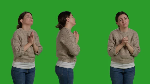 Religieus Spiritueel Meisje Poserend Met Gebedshanden Tekenen Studio Biddend Tot — Stockfoto