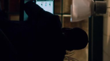 Dikey video çalışanı, bir sonraki güne kadar projeleri çözmek için ofiste karanlıkta tek başına kaldı. İşyerinde tek başına çalışan bir muhasebeci, evrak işlerine yetişmeye çalışıyor.