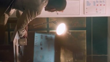 Dikey video çalışanı, gece vardiyası sırasında mali verileri bilgisayara yüklerken bir yandan da müdürün yardımıyla bir fincan kahvenin keyfini çıkarıyor. Yönetici rehberliği altında çalışan muhasebeci