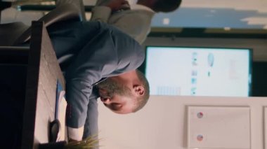 Drowsy 'nin ofiste uyuyan dikey videolu muhasebecisi, meslektaşı tarafından uyandırılıp şok edildi. İşçi, masum, yorgun iş arkadaşını korkutup gece vardiyasında masasında sallıyor.