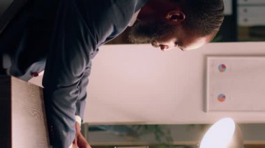 Veritabanlarını bilgisayara yükleyen, son teslim tarihinden önce proje görevlerine yetişmeye çalışan dikey video Yorgun muhasebeci. Stresli çalışan gece vardiyasında çalışıyor.