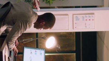 Dikey video denetçisi, yeni gelenlere modern ofiste proje görevlerinin nasıl düzgün bir şekilde çözüleceğini öğretiyor. Şirket biniş sürecinde gece vardiyasında çalışan yönetici çalışana yardım ediyor.